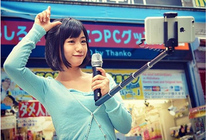 Chiếc gậy selfie vừa có khả năng chụp ảnh vừa là mic cầm tay
