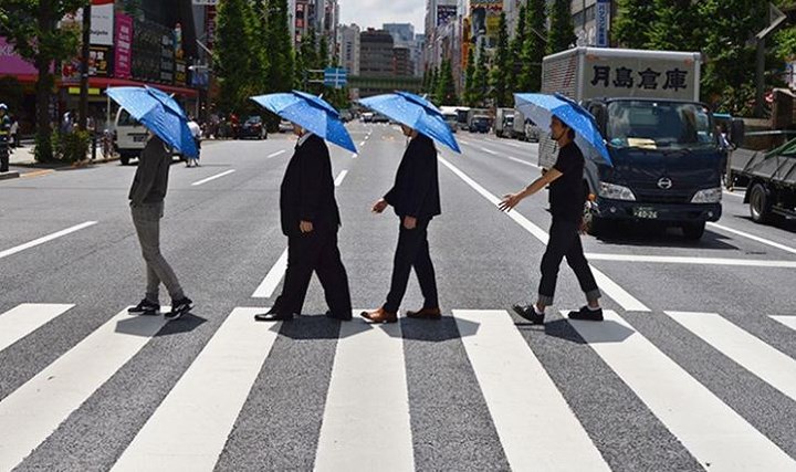 Với chiếc ô có thể đội trên đầu như đội mũ này, tay của bạn có thể làm việc khác, xách đồ hay đơn giản chỉ là “nghỉ ngơi”