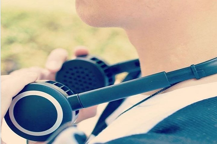 Quạt xách tay nhỏ như một chiếc tai nghe nhưng có hiệu quả làm mát tuyệt vời