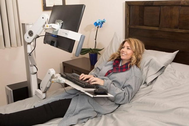 Các thiết bị máy tính được tích hợp với Rest-A-Desk Pro