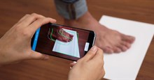 App scan chân để mua giày chuẩn của người Việt