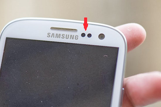 Cảm biến tiệm cận thường được đặt gần camera trước