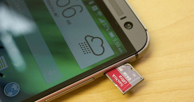 Gắn thẻ SD vào thiết bị