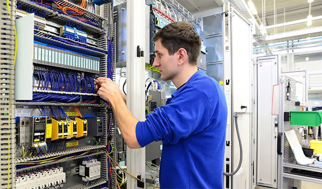 Lập trình viên PLC