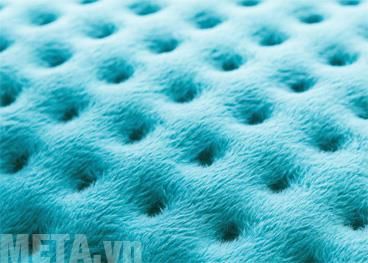 Gối sưởi được làm từ chất liệu cao cấp, thoáng khí, không gây kích ứng, đem lại cảm giác thoải mái khi sử dụng.