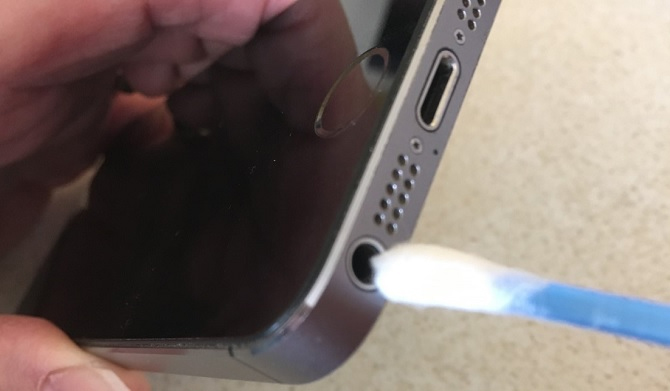 Làm sạch loa iPhone