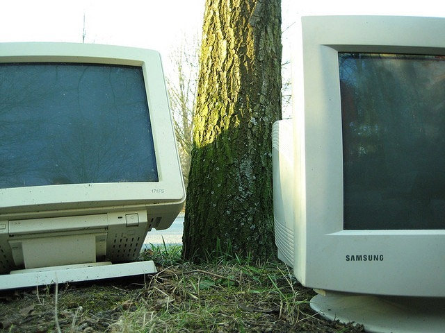 Màn hình CRT và màn hình LCD