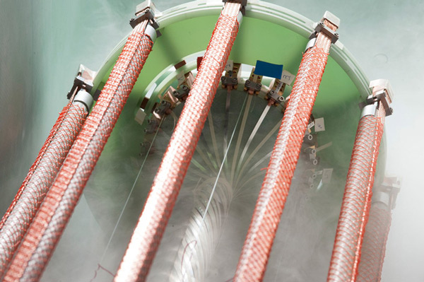 Mẫu thử nghiệm cáp điện siêu dẫn được giữ lạnh trong nitro lỏng