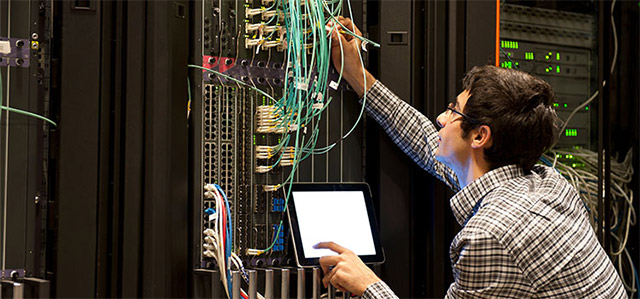 Một chuyên viên phân tích bảo mật thông tin