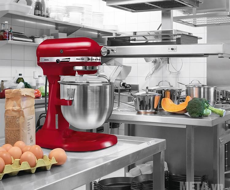 Máy trộn đa năng bát nâng Heavy Duty KitchenAid 5KPM5EER có thể trộn bột, đánh trứng, đánh kem, làm mì…
