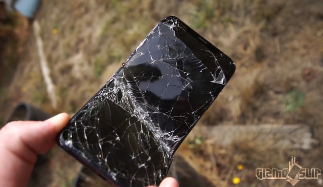 iPhone Xs Max sau khi bị chém bằng kiếm Nhật