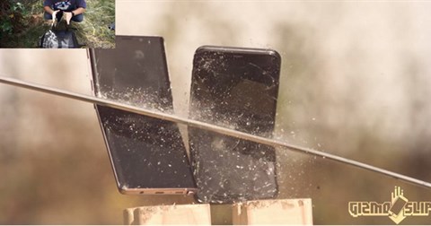 Dùng kiếm Nhật chém Galaxy Note9 và iPhone Xs Max, chiếc gần như vỡ vụn, chiếc vỡ đôi màn hình máy còn nguyên vẹn