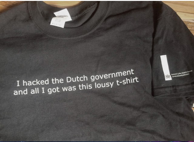 Chiếc áo phông do chính phủ Hà Lan tặng 