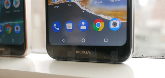 Phần cằm của Nokia 7.1 dày hơn so với chiếc Nokia 6.1 Plus