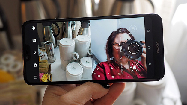 Nokia 7.1 có thể chụp ảnh đồng thời bằng cả hai camera trước và sau