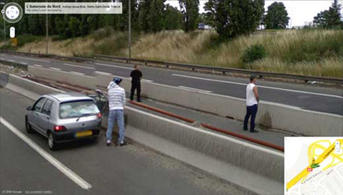 Xe Google Street View đã vô tình chụp lại hình ảnh một người ở Pháp đang đứng "xả nỗi buồn" trong vườn nhà 
