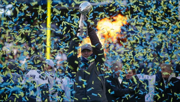 Paul Allen đang nâng chiếc cúp của Seattle Seahawks đoạt được vào năm 2014