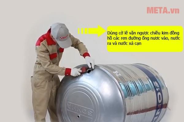 Siết chặt bu lông đường nước vào ra của bồn nước