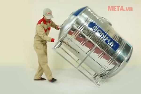 Nghiêng bồn nước và chân đế nằm ngang