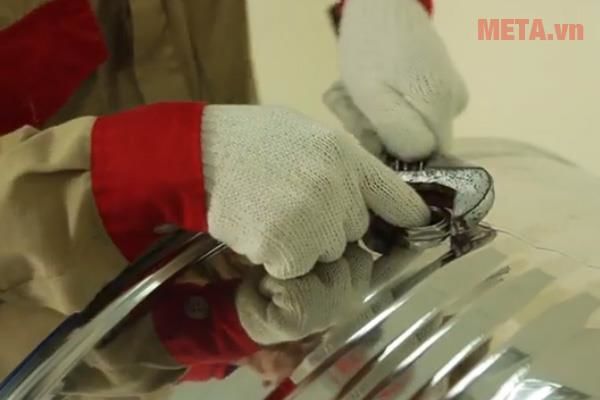 Vặn chặt bu lông đường nước vào ra của bồn nước