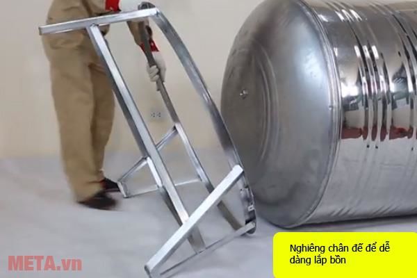 Lắp chân đế vào đáy bồn nước