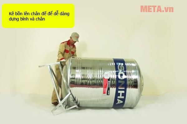 Đặt bồn nước nằm ngang rồi lắp vào chân đế