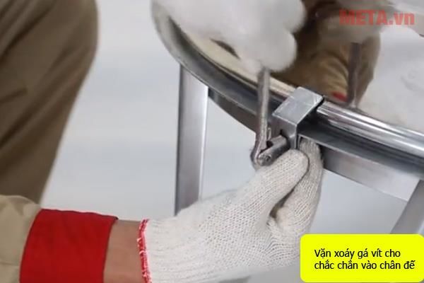 Vặn các gá vít chân đế bồn nước cho thật chắc