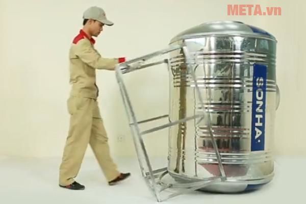 Đặt bồn nước và chân đế nằm ngang