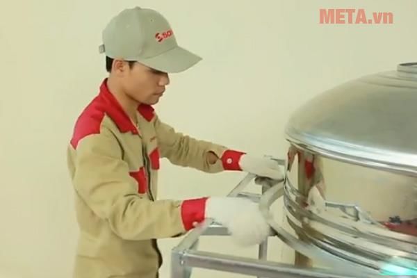 Lắp chân đế vào thân bồn nước