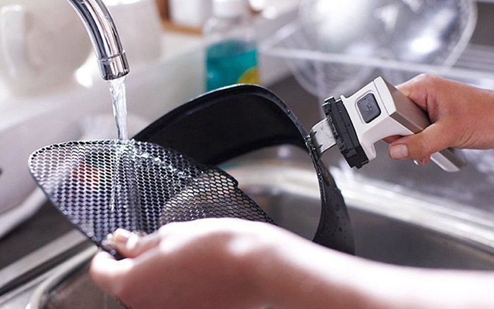 Rửa sạch giá chiên, khay chiên của nồi chiên không dầu