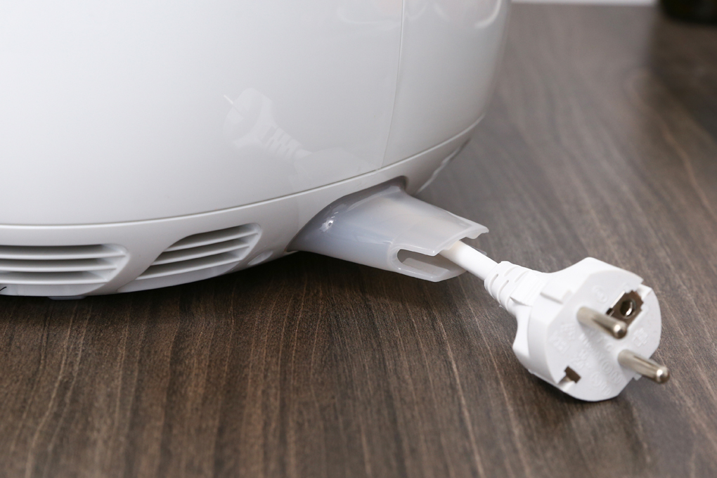 Rút dây điện của nồi chiên không dầu