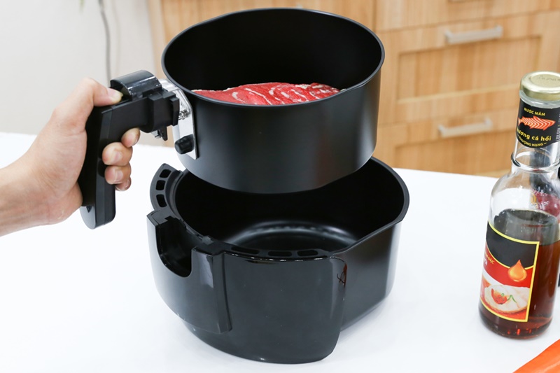 Đặt khay chiên vào giá chiên của nồi chiên không dầu