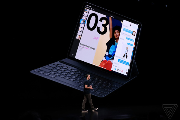  Ngoài ra, Apple cũng giới thiệu phụ kiện bàn phím mới với tên gọi Smart Keyboard Foleo cho iPad Pro