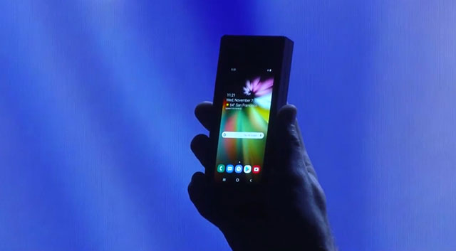 Khi gập lại, Infinity Flex Display cũng chỉ bằng chiếc điện thoại