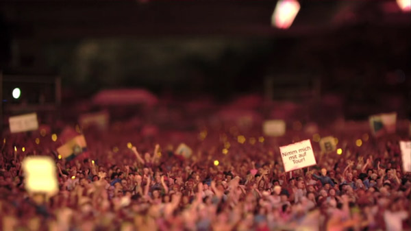 Khoảng 21.000 khán giả phía dưới đang nhảy múa và thưởng thức âm nhạc