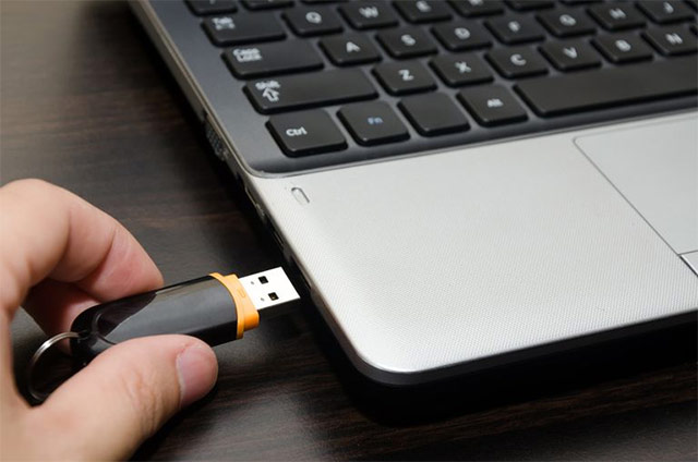 Cắm ổ flash vào cổng USB trên máy tính