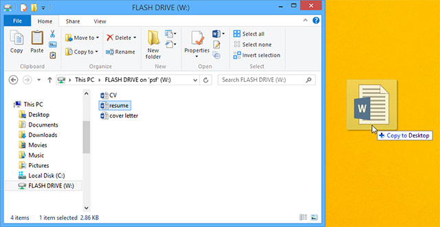 Nhấp và kéo tệp từ cửa sổ của ổ flash vào máy tính