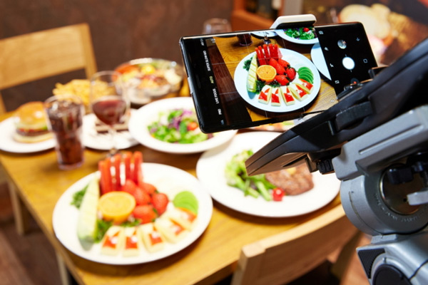 Máy cũng được nhóm mang ra chụp cảnh thực tế ở bên ngoài