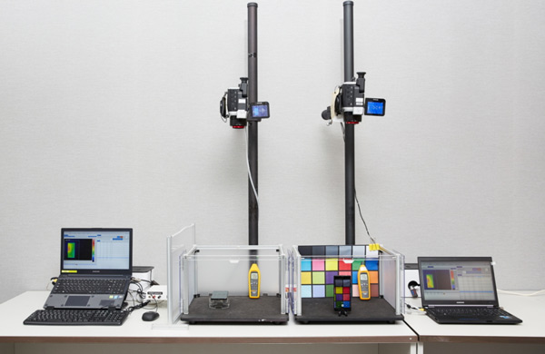 Một camera đo nhiệt độ được sử dụng để theo dõi chi tiết lượng nhiệt phát ra từ smartphone 