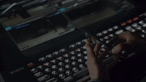 Đây là thiết bị với màn hình gập ba thường thấy trong series sci-fi đình đám nhất dạo gần đây.