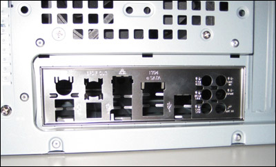 Trước khi bạn đặt bo mạch chủ trong cây, hãy lắp đặt tấm I/O đã