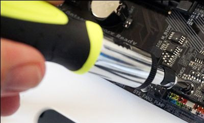 Đừng vặn quá chặt đến nỗi làm nứt bảng mạch.