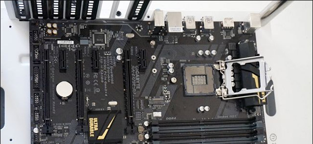 Khi bạn hoàn tất, bo mạch chủ sẽ được định vị chắc chắn trên những chiếc giá đỡ dài khoảng một phần tư inch trên khung của cây CPU.