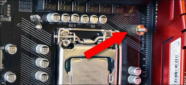 Lắp đặt các riser với các ốc vít trên tấm làm mát