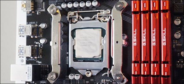 Lắp vít định vị cho bộ làm mát