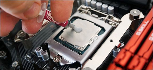 Trước khi bạn đặt bộ làm mát tại chỗ, bạn sẽ cần phải dán keo tản nhiệt vào đầu CPU