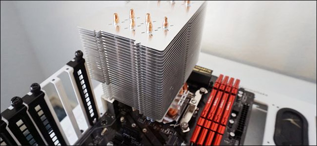 Tiếp theo, bạn đặt bộ làm mát xuống đúng vị trí trên giá đỡ (xem hình minh họa).