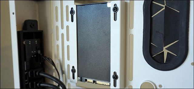 Chèn và siết chặt các vít từ phía sau