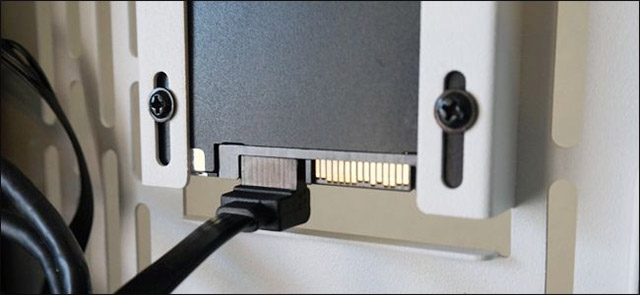 Hãy kết nối cáp dữ liệu SATA với cổng SATA