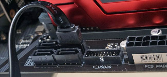 Cắm cáp vào cổng SATA trên bo mạch chủ